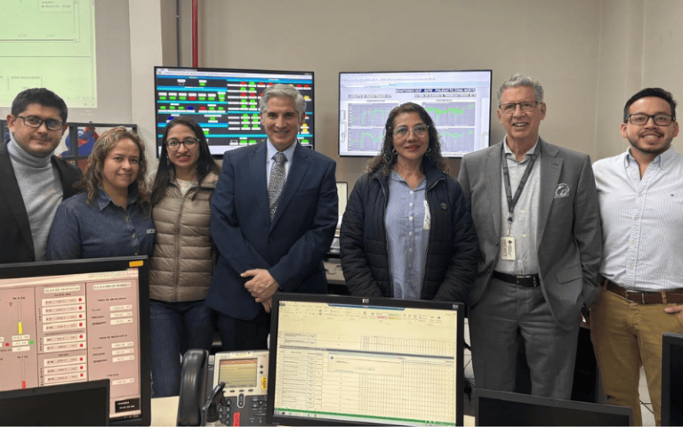 Roberto Aspiazu junto con el gerente general de Duragas, Jaime Solórzano visitaron las instalaciones de la ARCH